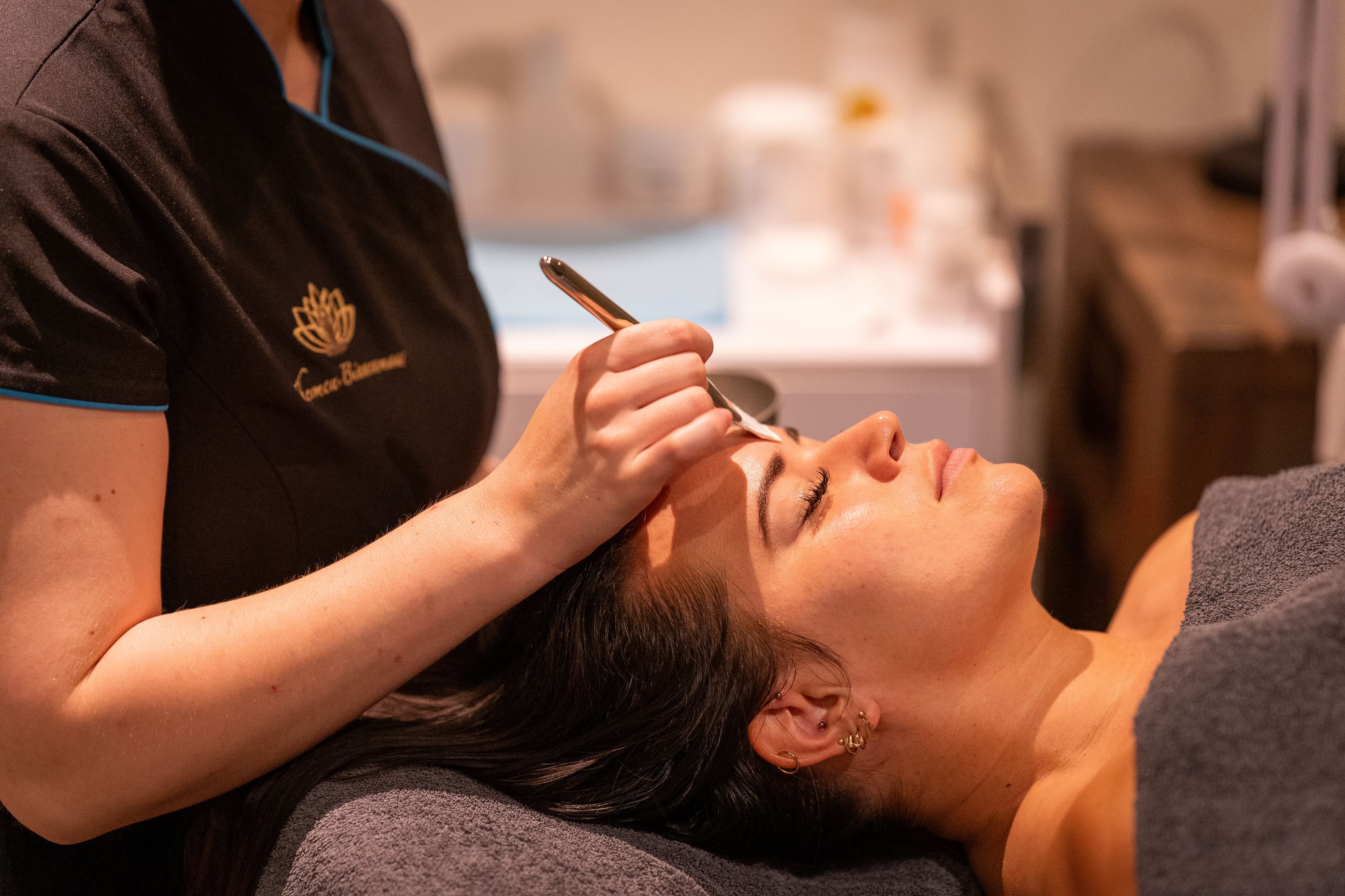 Wenkbrauwbehandeling uitgevoerd door een specialist in het wellnesscentrum