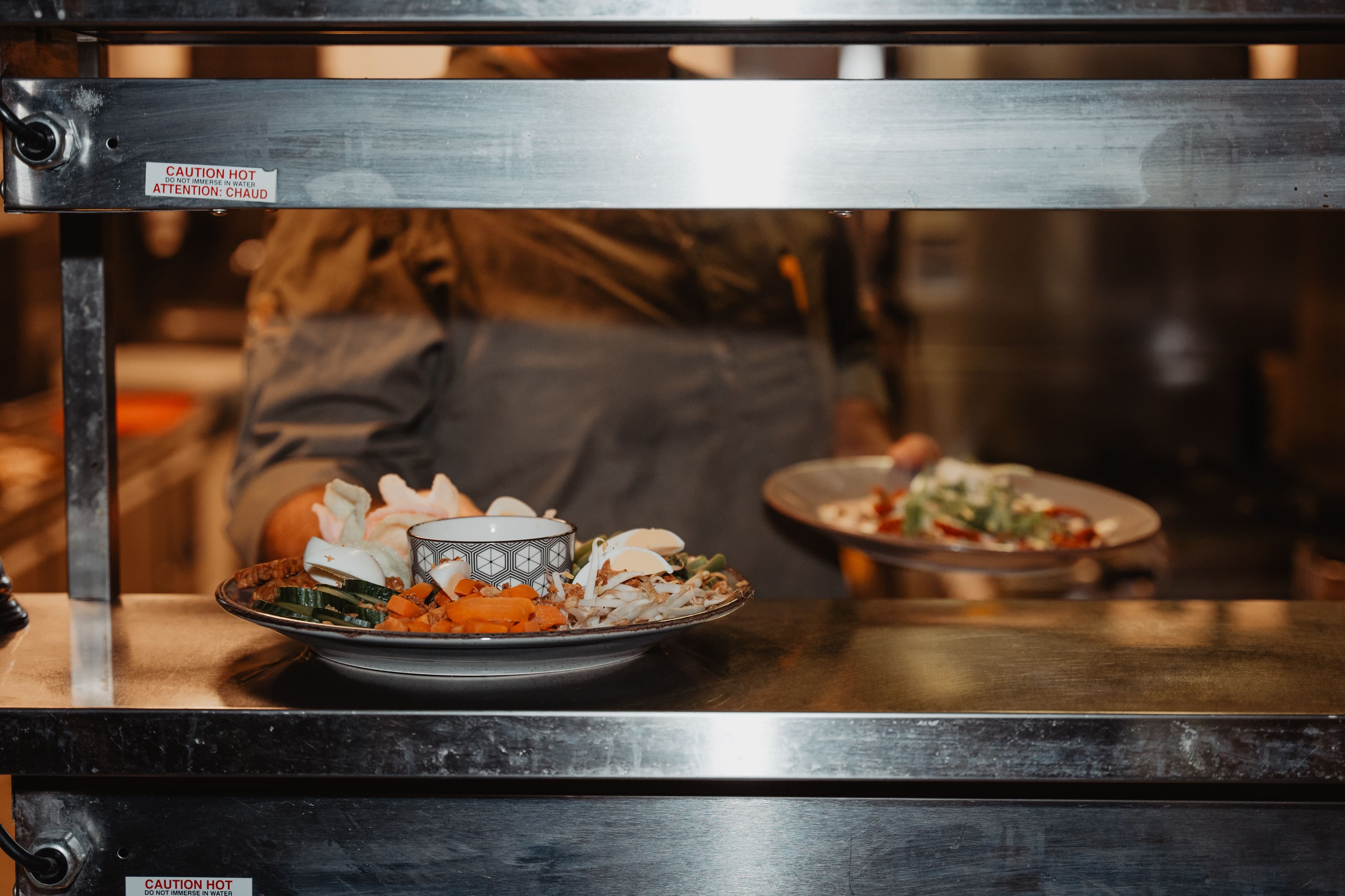 Verse gerechten worden bereid in de open keuken van het wellnessrestaurant