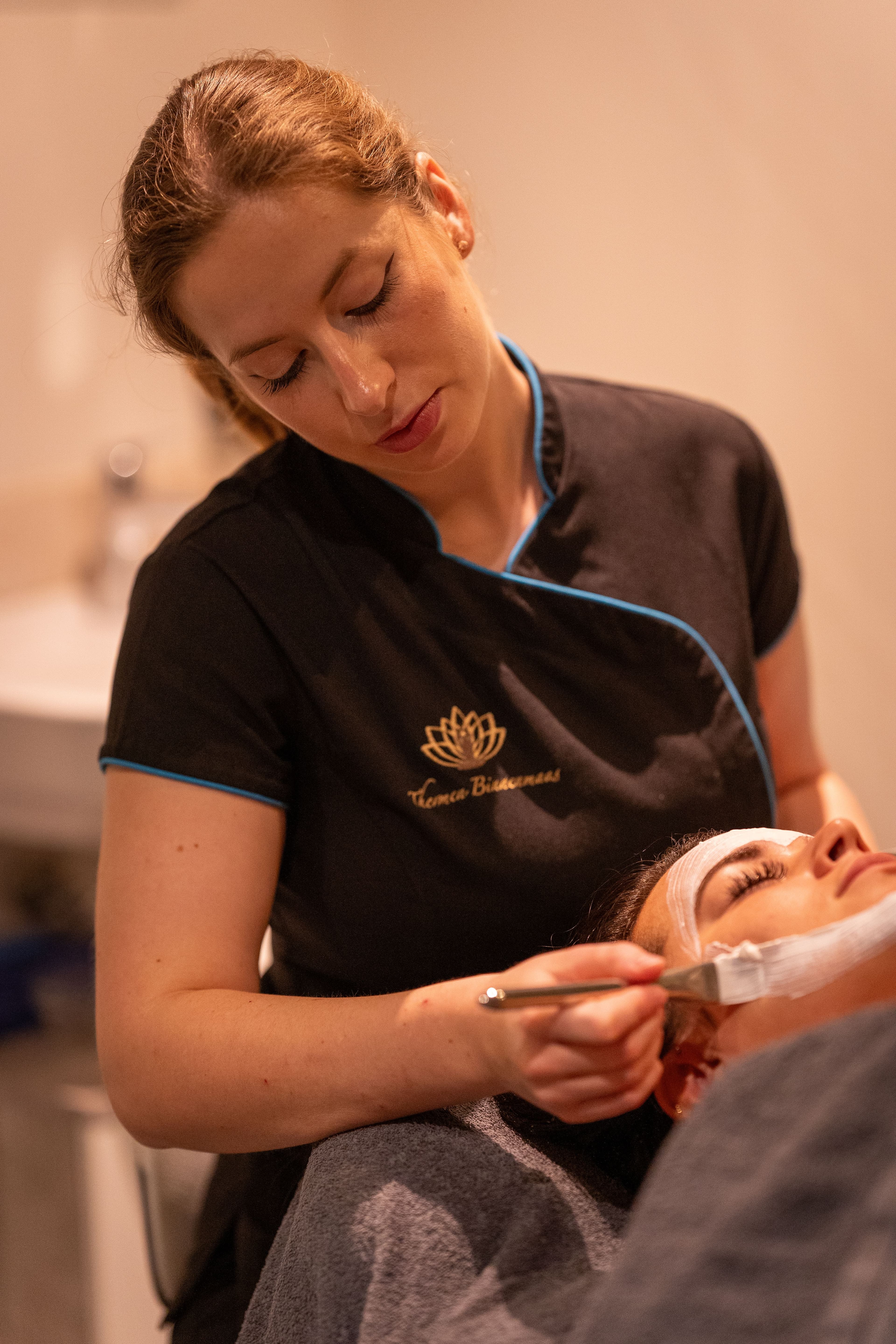 Gezichtsbehandeling voor huidverjonging uitgevoerd door een specialist.