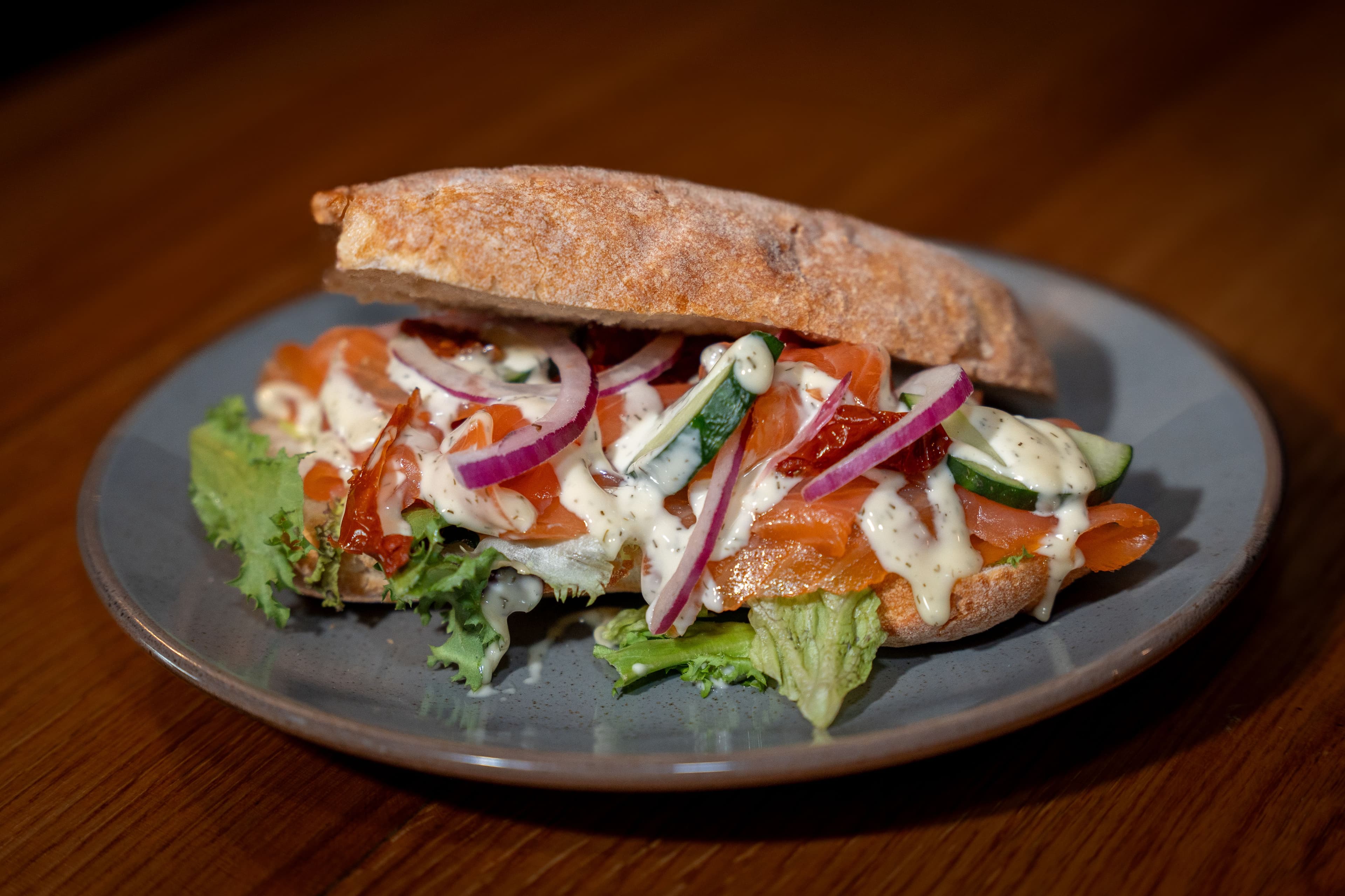 Verse sandwich met zalm en groenten geserveerd in het restaurant van Thermen Binnenmaas