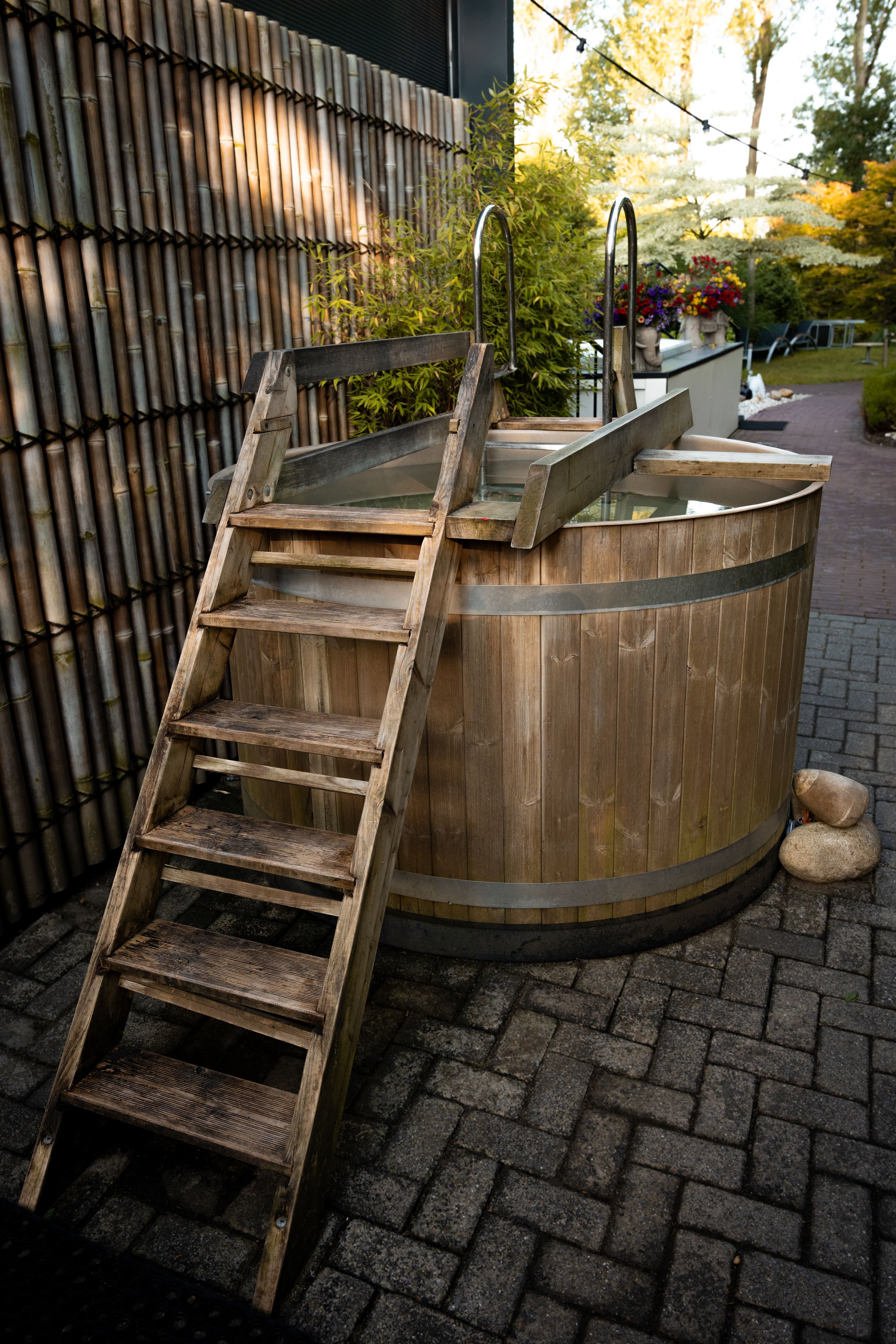 Buitensauna met stalen dompelbad voor verfrissing na de sauna