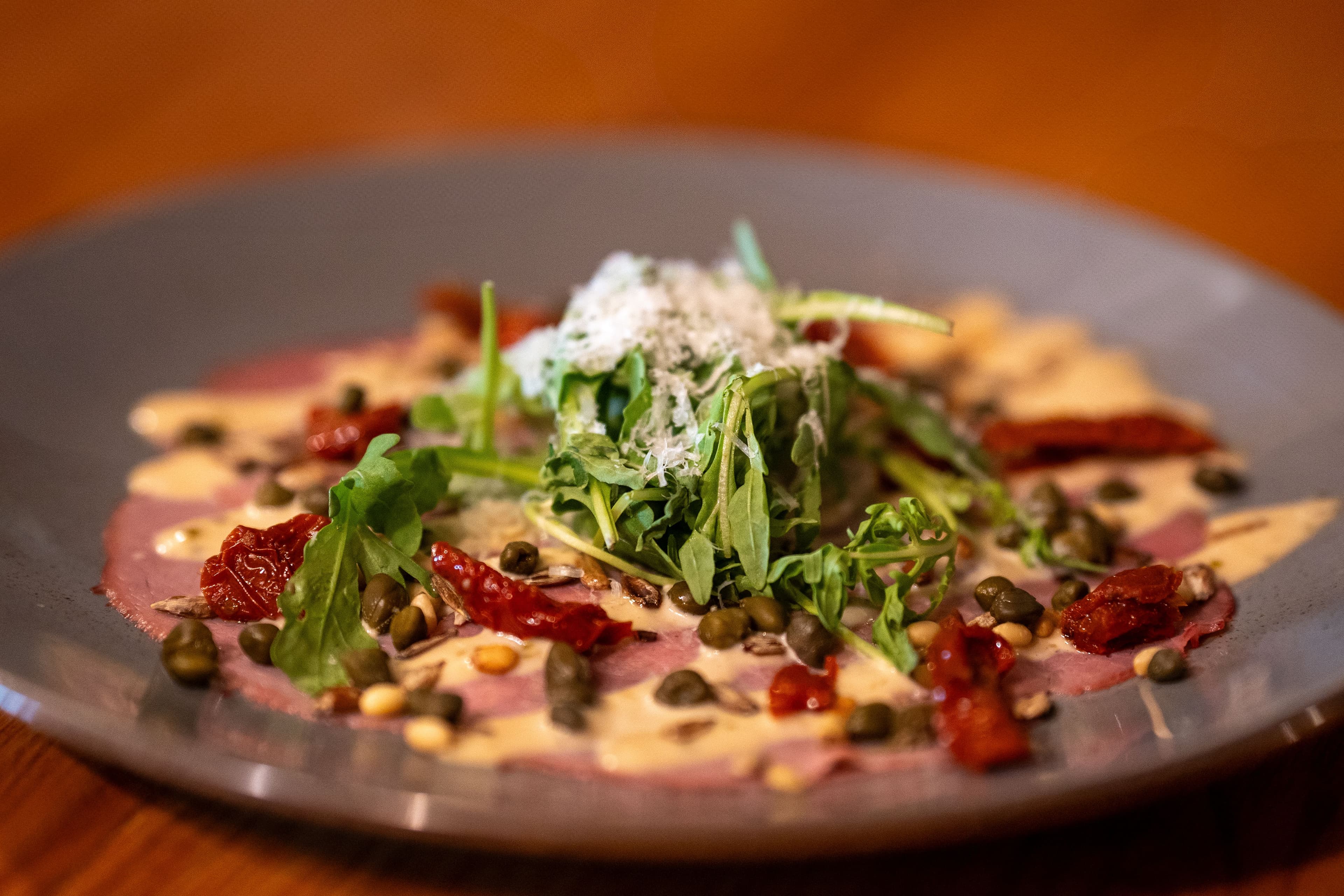 Verse carpaccio met gezonde ingrediënten geserveerd in het wellnessrestaurant