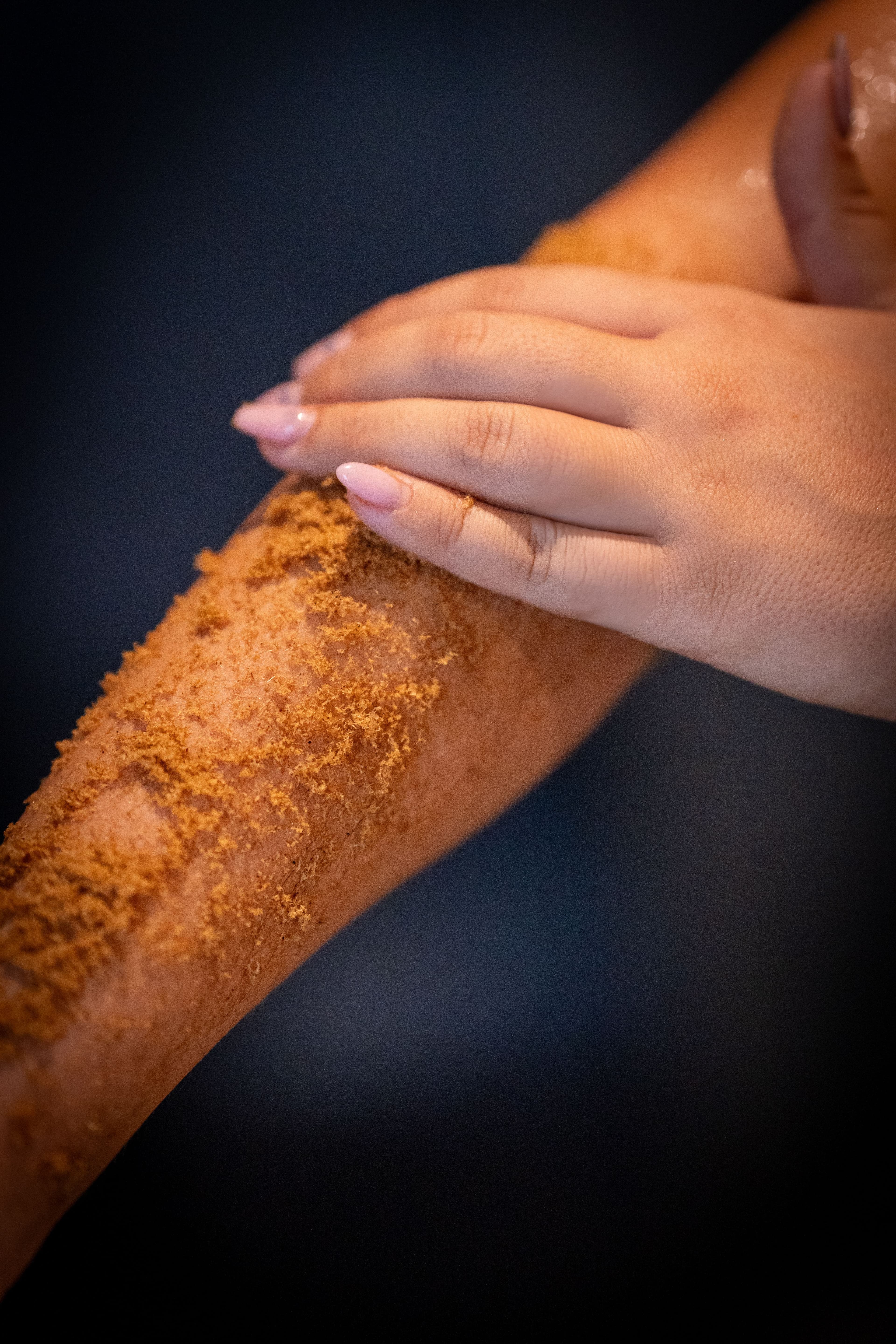 Handmassage met natuurlijke scrub in de wellnessruimte voor huidverfrissing