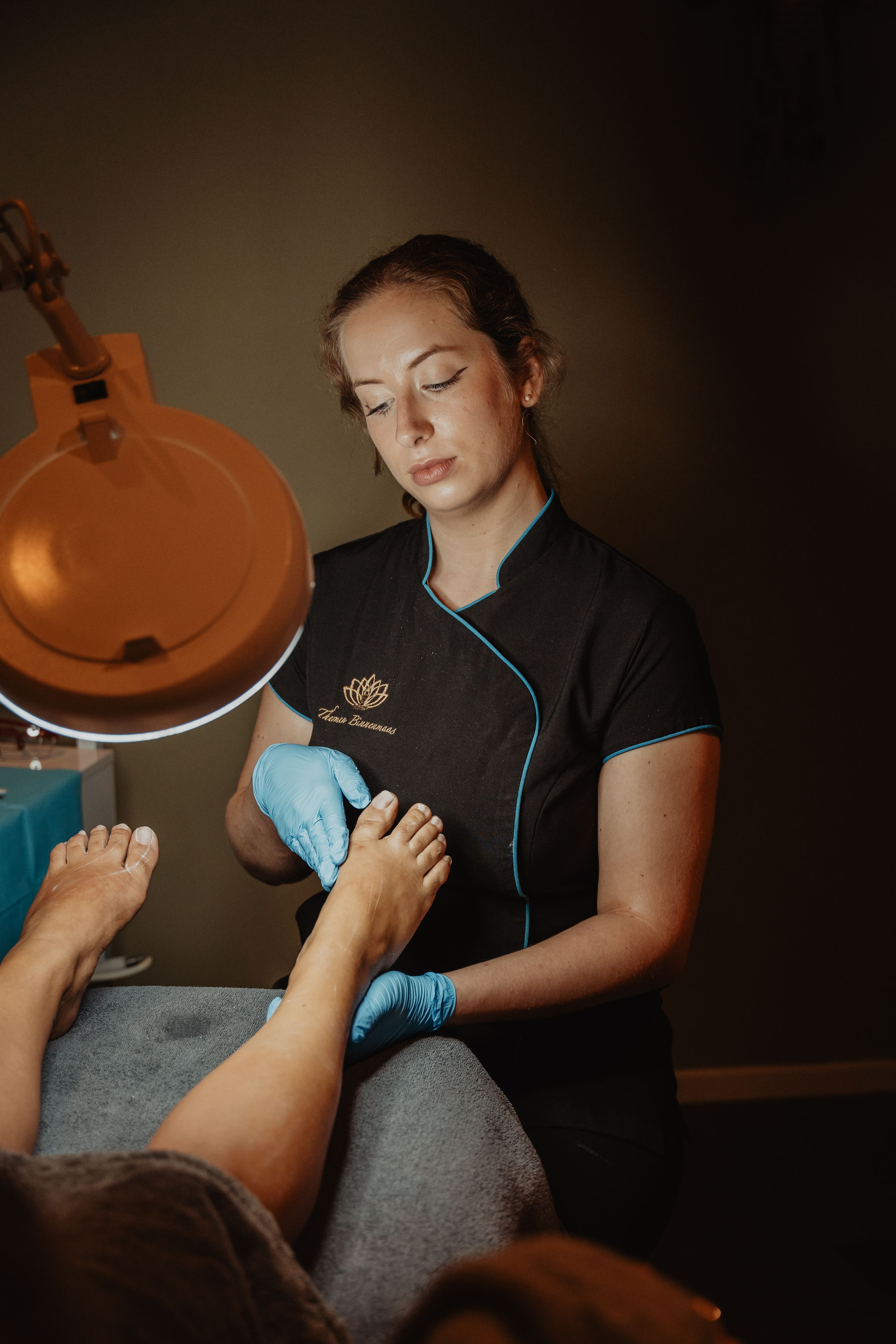 Professionele voetmassage uitgevoerd door een specialist in de wellnessruimte