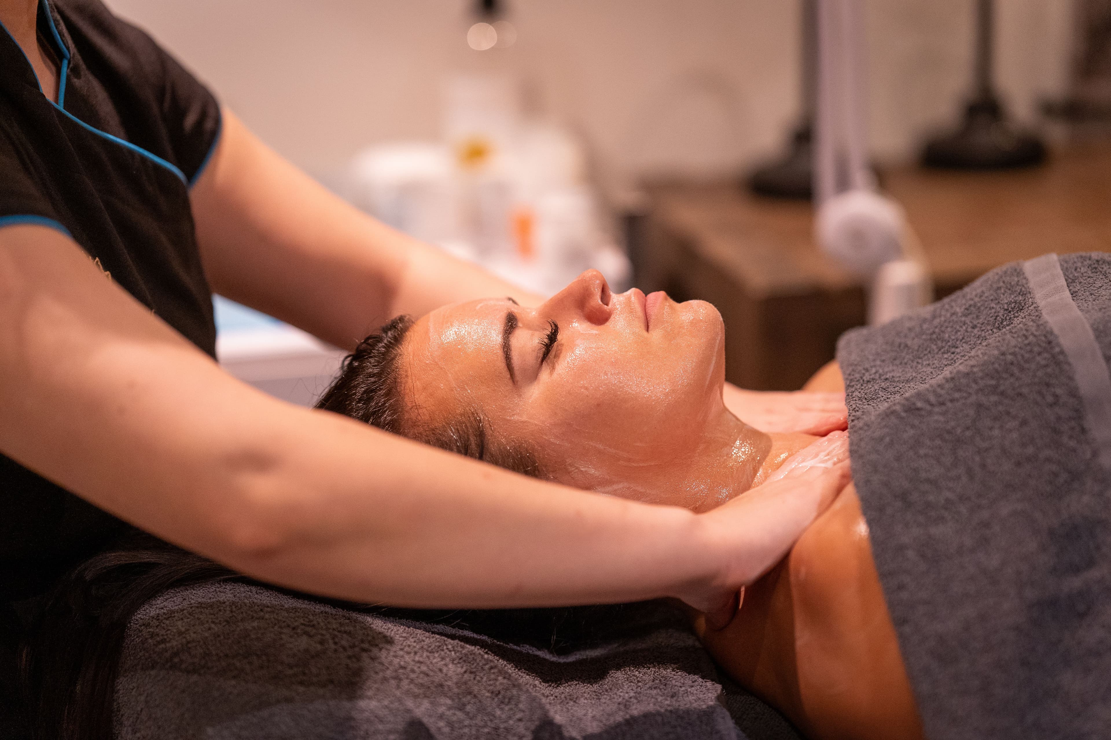 Ontspannende nekmassage voor diepe ontspanning in het wellnesscentrum