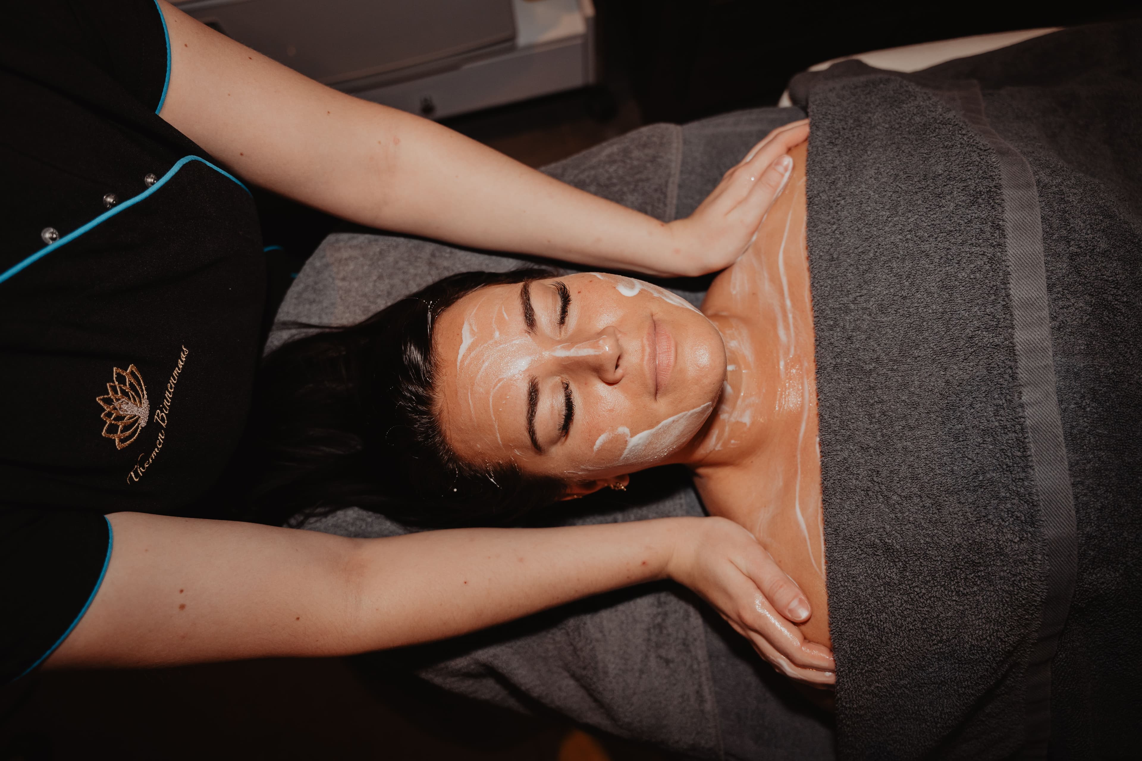 Klant geniet van een ontspannende gezichtsmassage voor huidverjonging