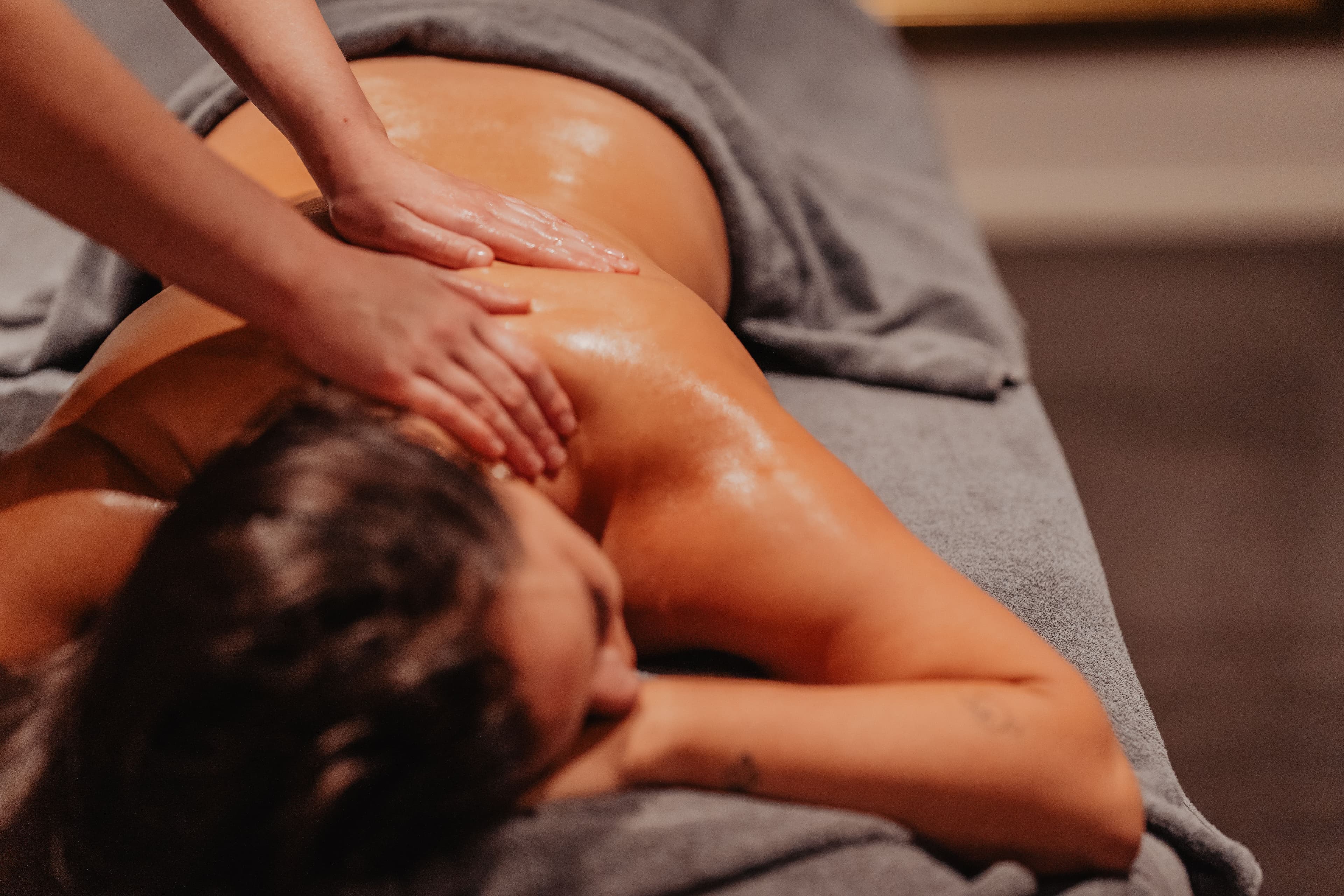 Ontspannende rugmassage uitgevoerd door een specialist voor diepe ontspanning.