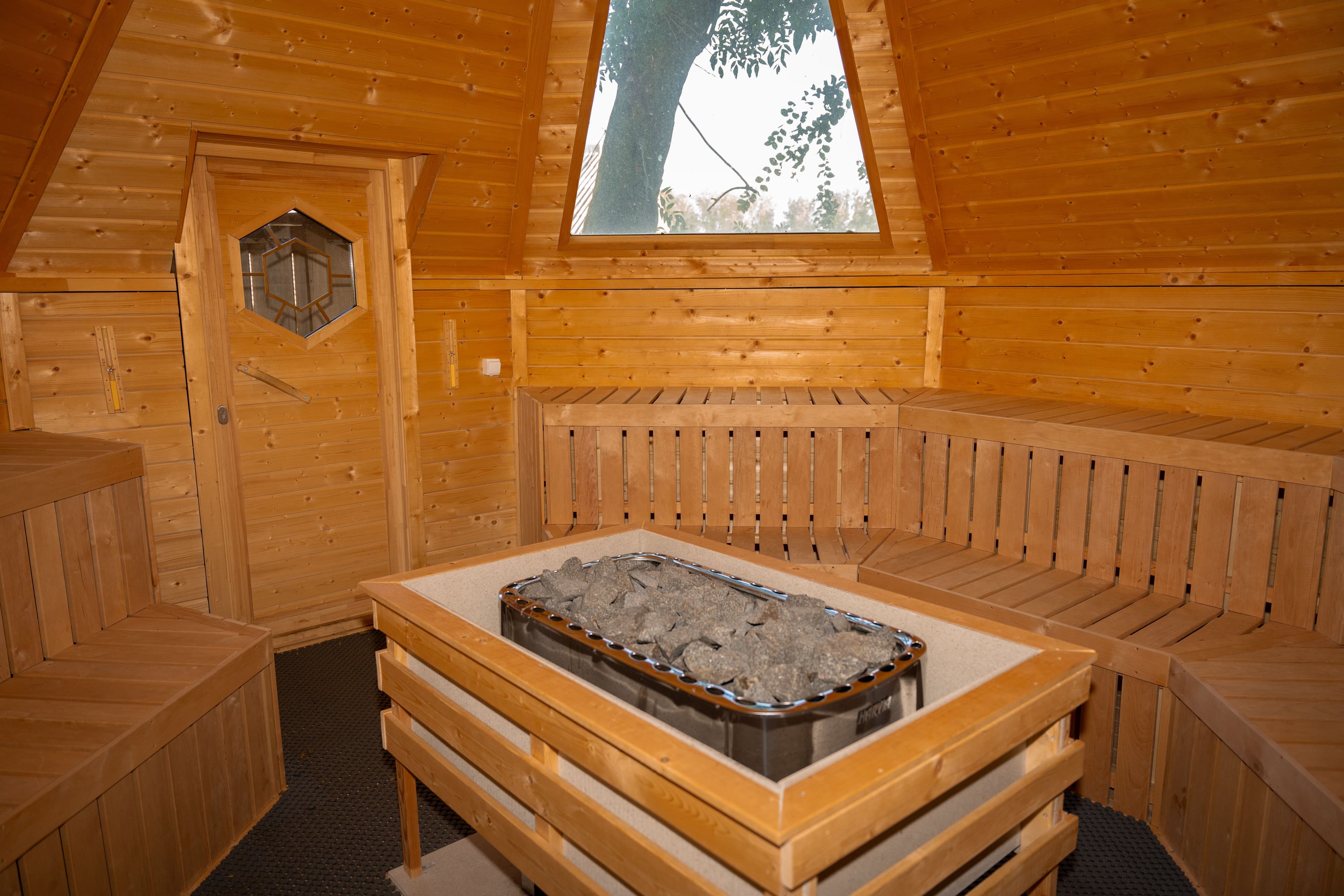 Uniek ontworpen houten sauna voor een intieme wellnesservaring