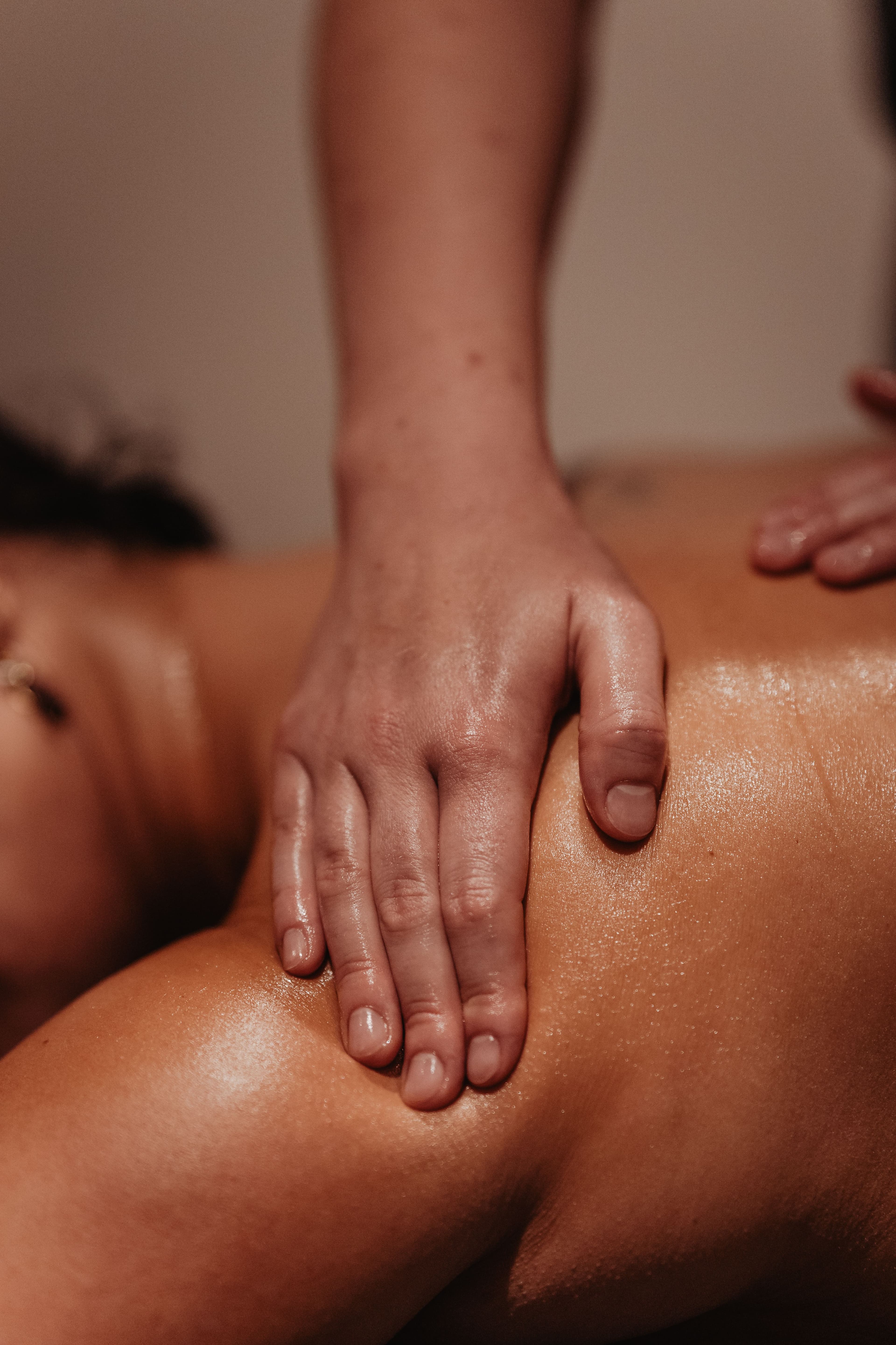 Handmassage uitgevoerd door een therapeut voor verfrissing en ontspanning