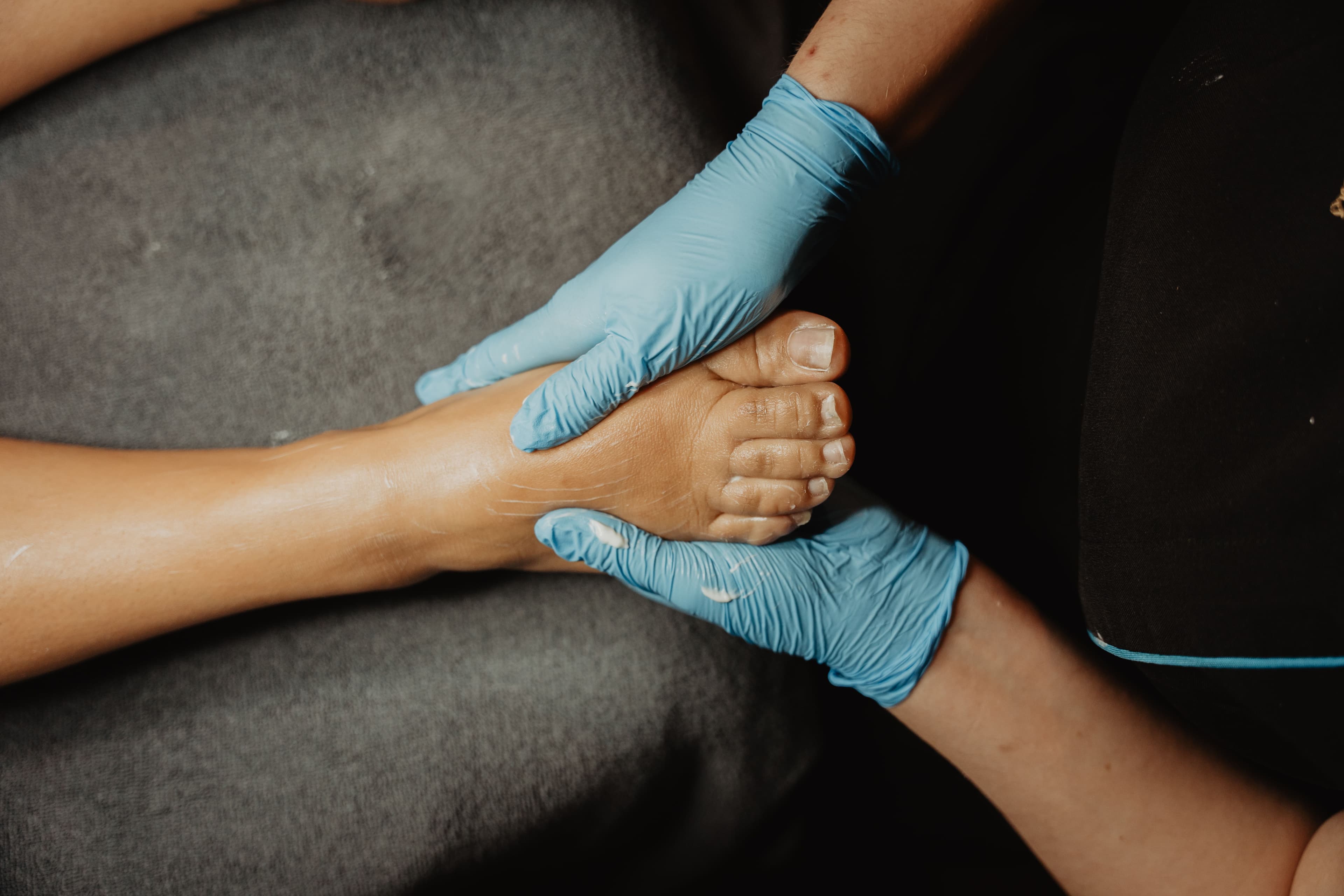 Professionele voetmassage uitgevoerd voor volledige ontspanning