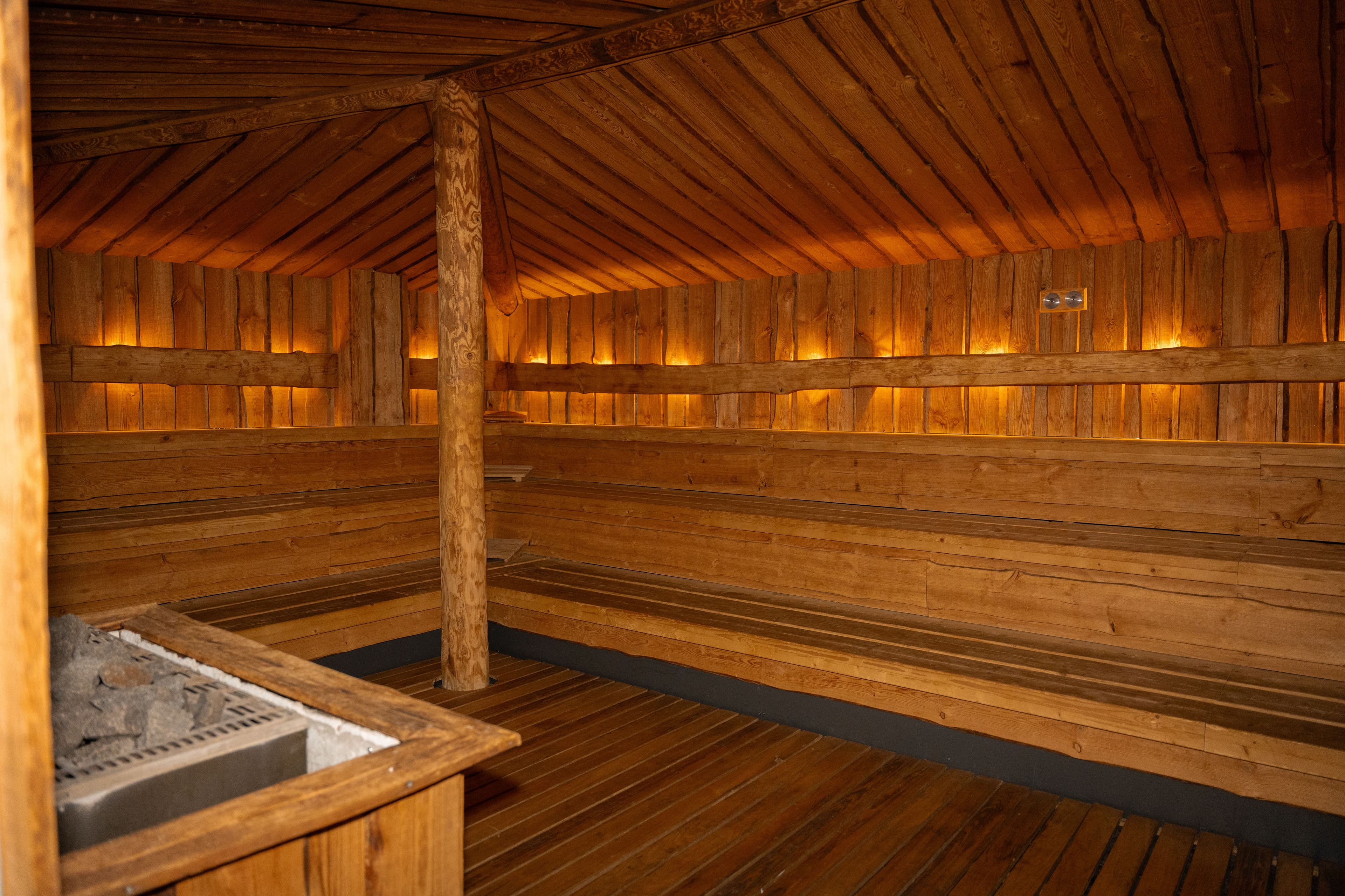 Ruime houten sauna met sfeervolle verlichting voor diepe ontspanning in Thermen Binnenmaas
