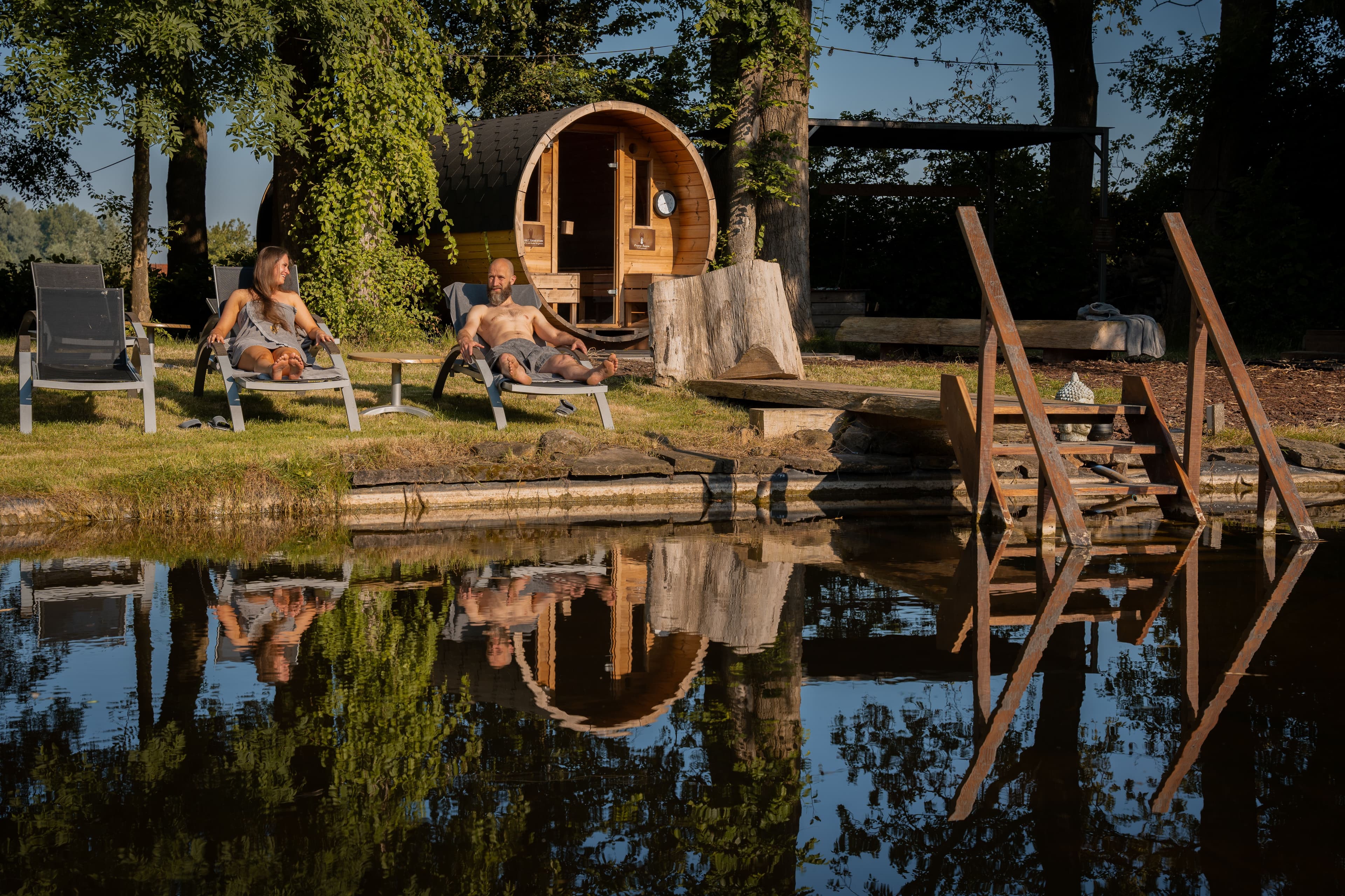 Buitensauna met uitzicht op de natuur en ligstoelen voor ontspanning