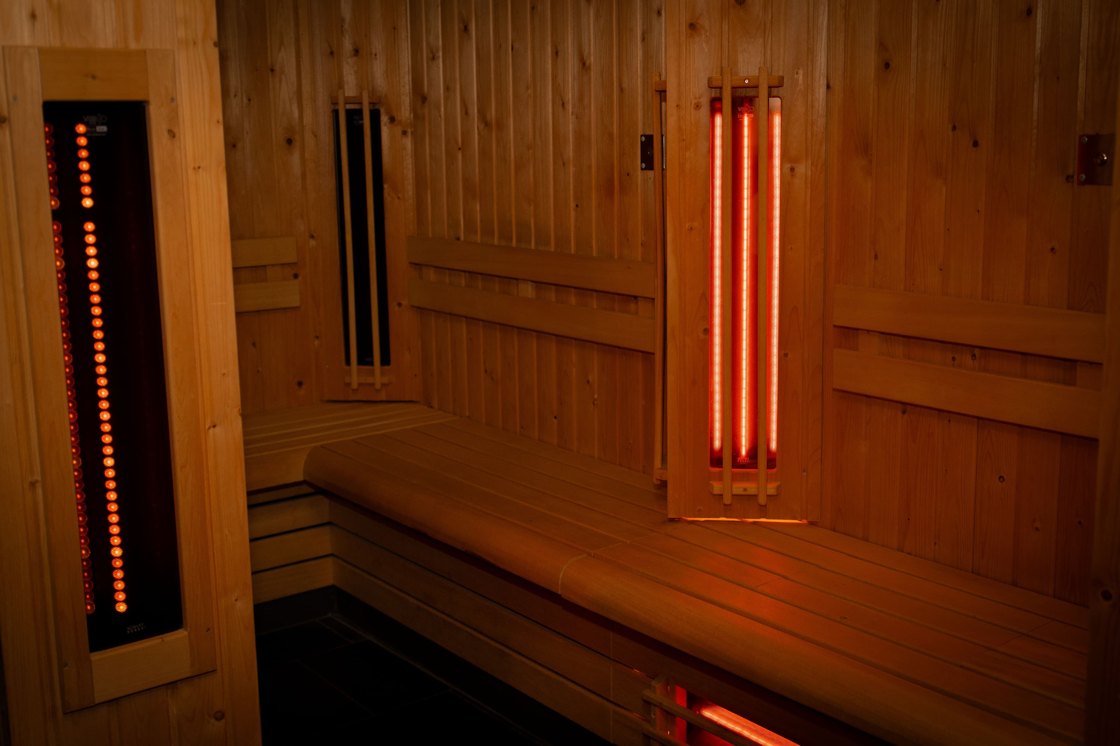 Infraroodsauna met houten interieur voor diepere ontspanning bij Thermen Binnenmaas