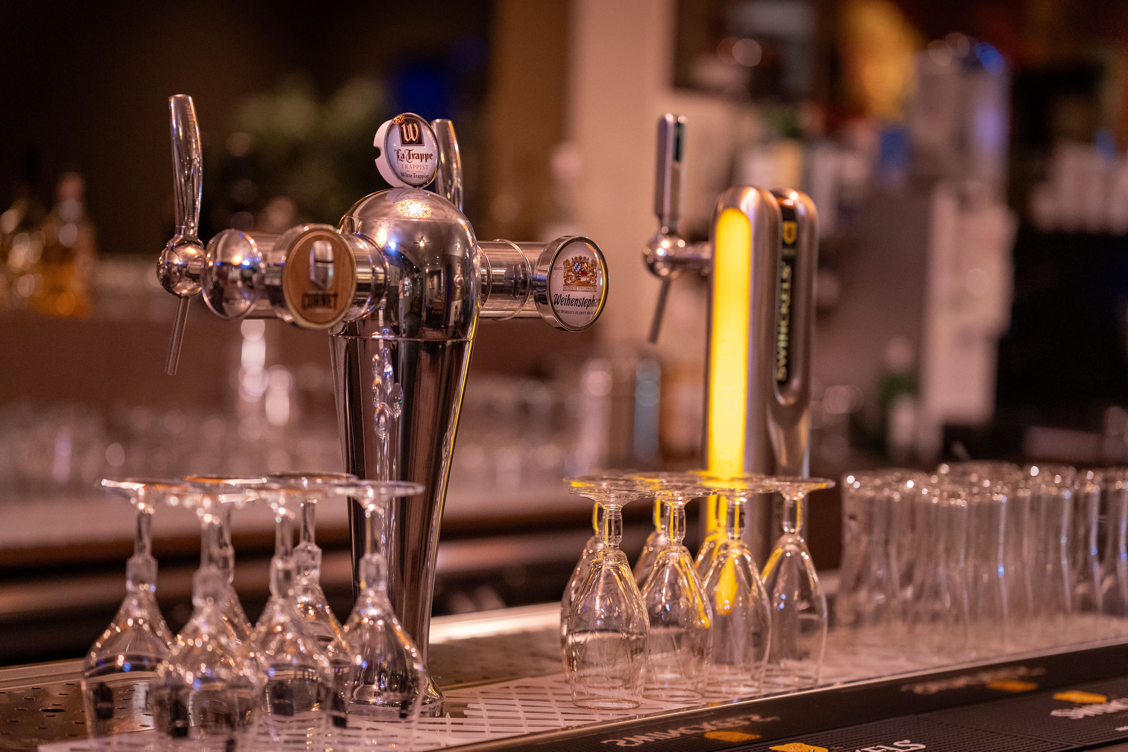 Moderne bar met glanzende glazen en tapinstallatie bij Thermen Binnenmaas