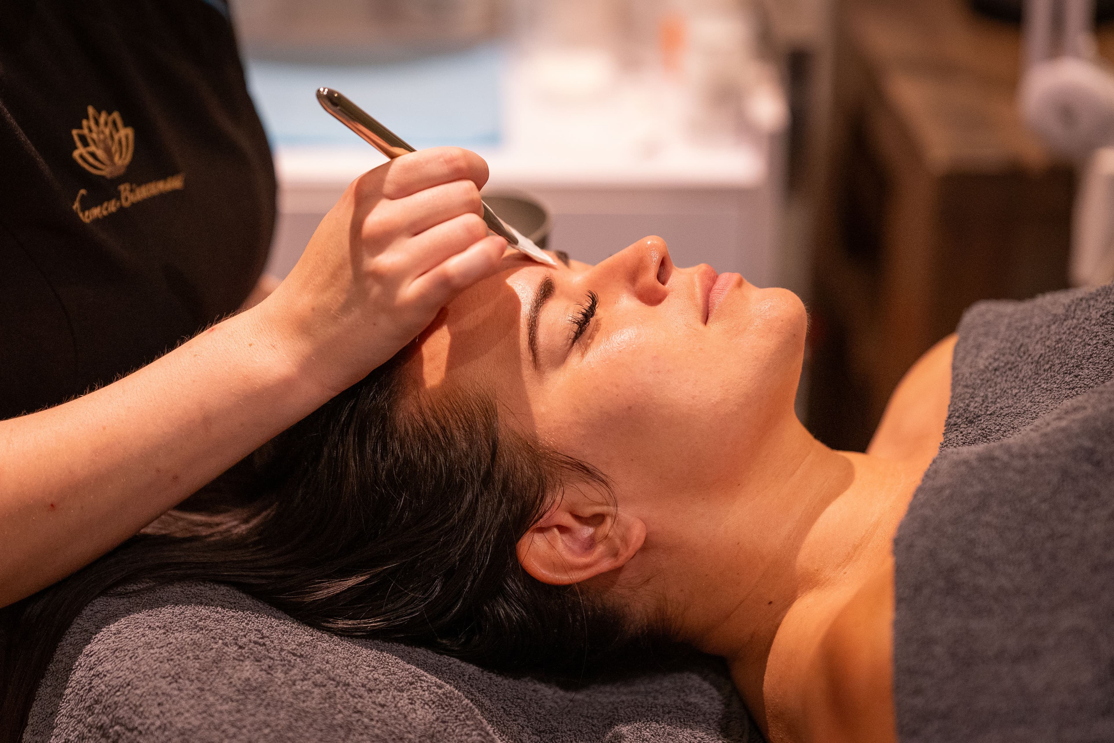 Wenkbrauwbehandeling uitgevoerd door een specialist in het wellnesscentrum