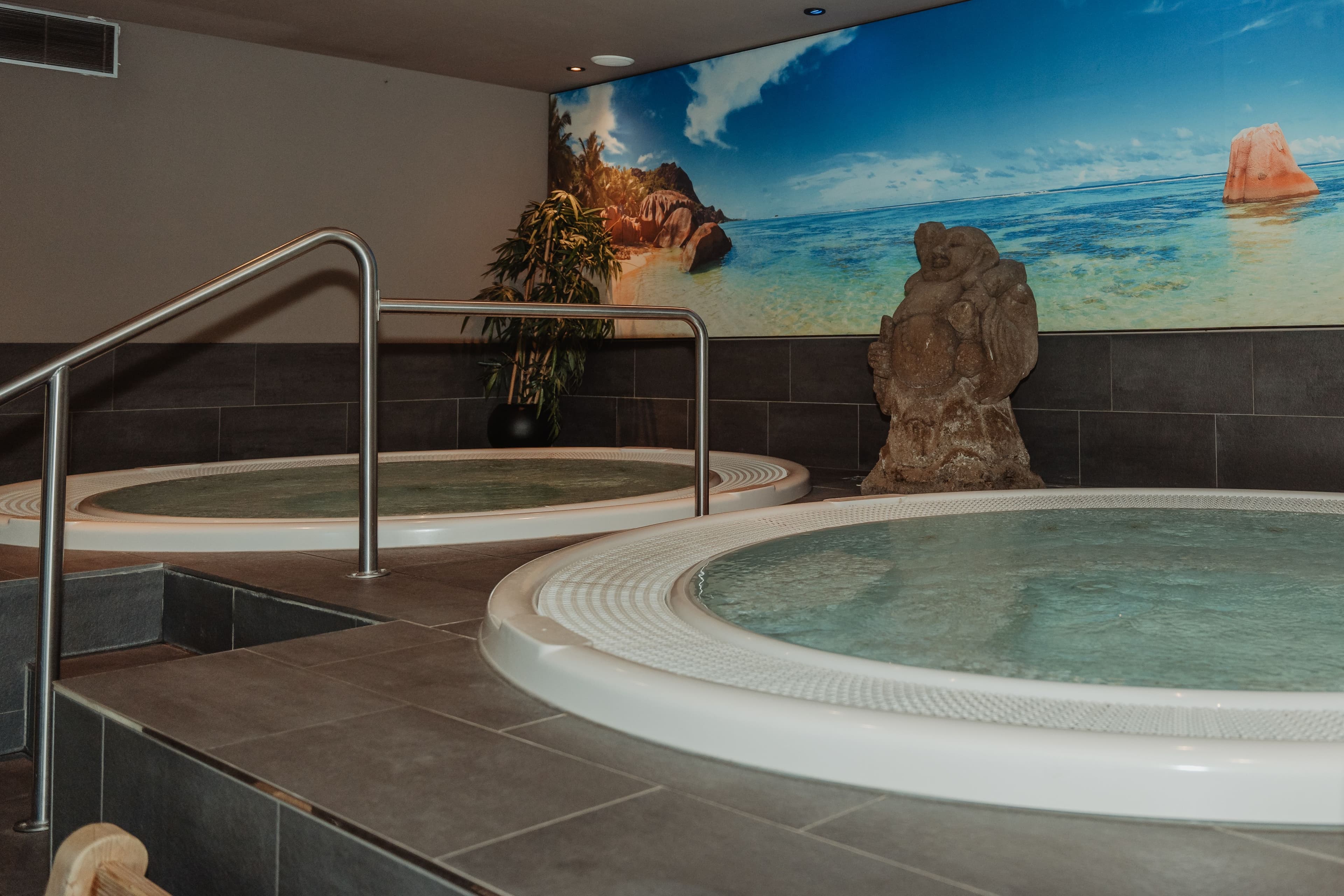 Bubbelbad met decoratieve muurschilderingen en rustige ambiance